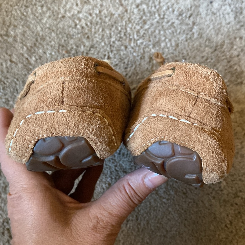 UGG women’s sizing tan slippers with tassels size 5 - Picture 6 of 7